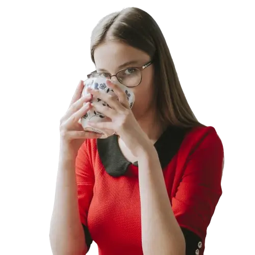 コーヒーを飲む眼鏡の女性